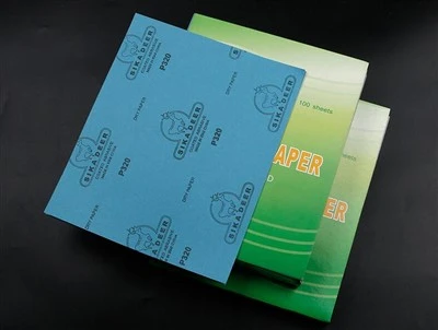 Papier de verre à la main